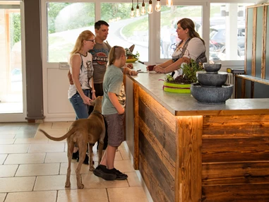 Urlaub-mit-Hund: Anreise an der Rezeption - Seehotel Moldan