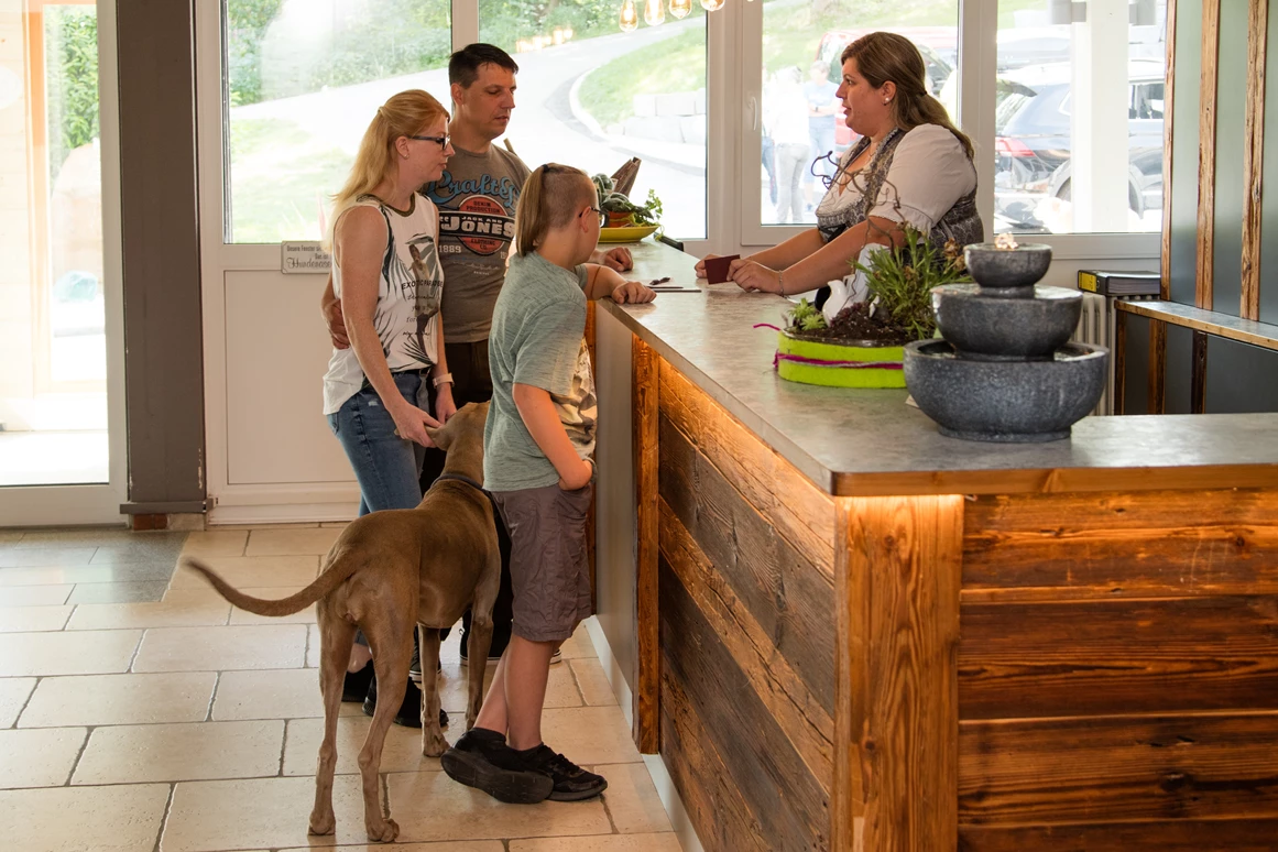Urlaub-mit-Hund: Anreise an der Rezeption - Seehotel Moldan