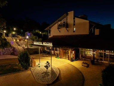 Urlaub-mit-Hund: Eigangsbereich bei Nacht - Seehotel Moldan