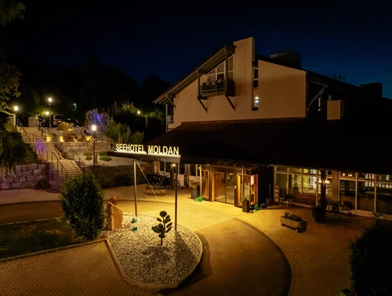 Urlaub-mit-Hund: Eigangsbereich bei Nacht - Seehotel Moldan