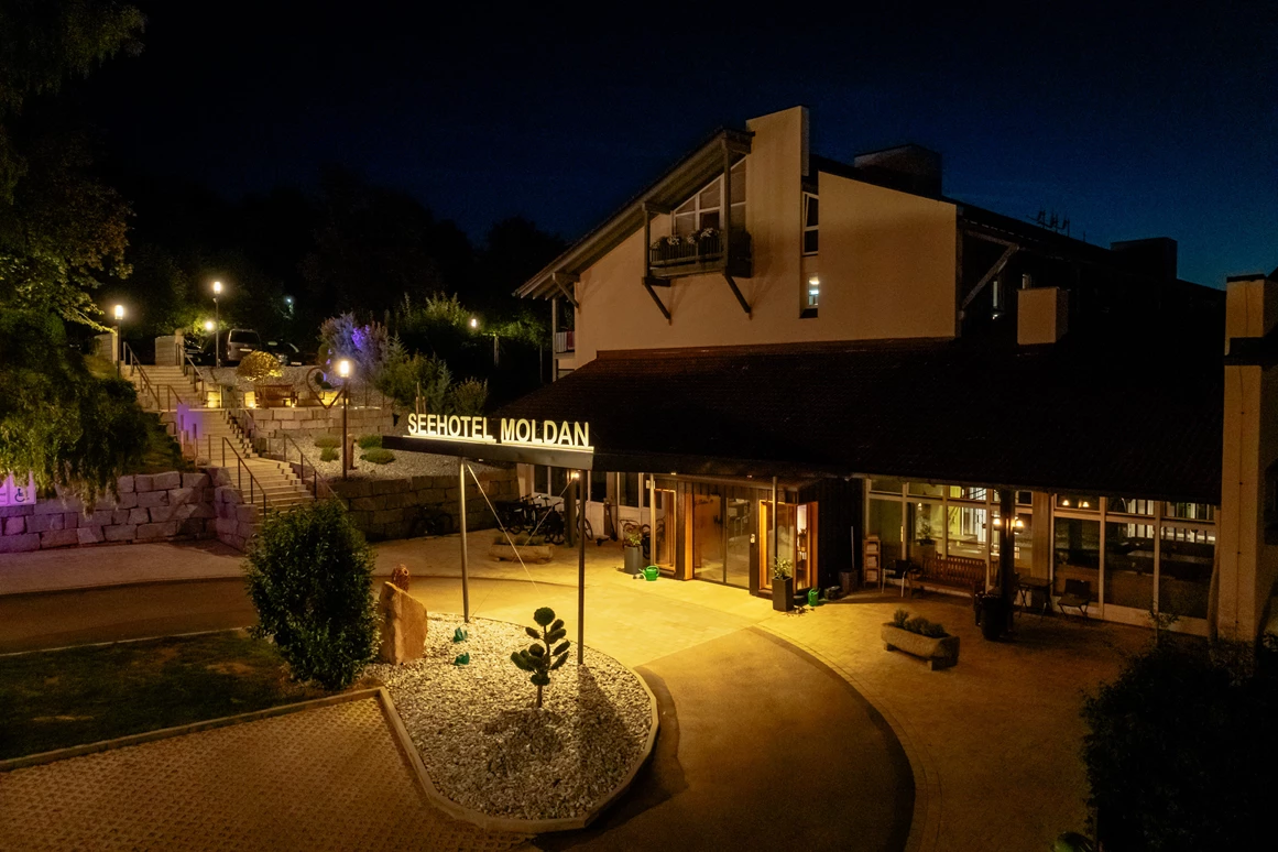 Urlaub-mit-Hund: Eigangsbereich bei Nacht - Seehotel Moldan