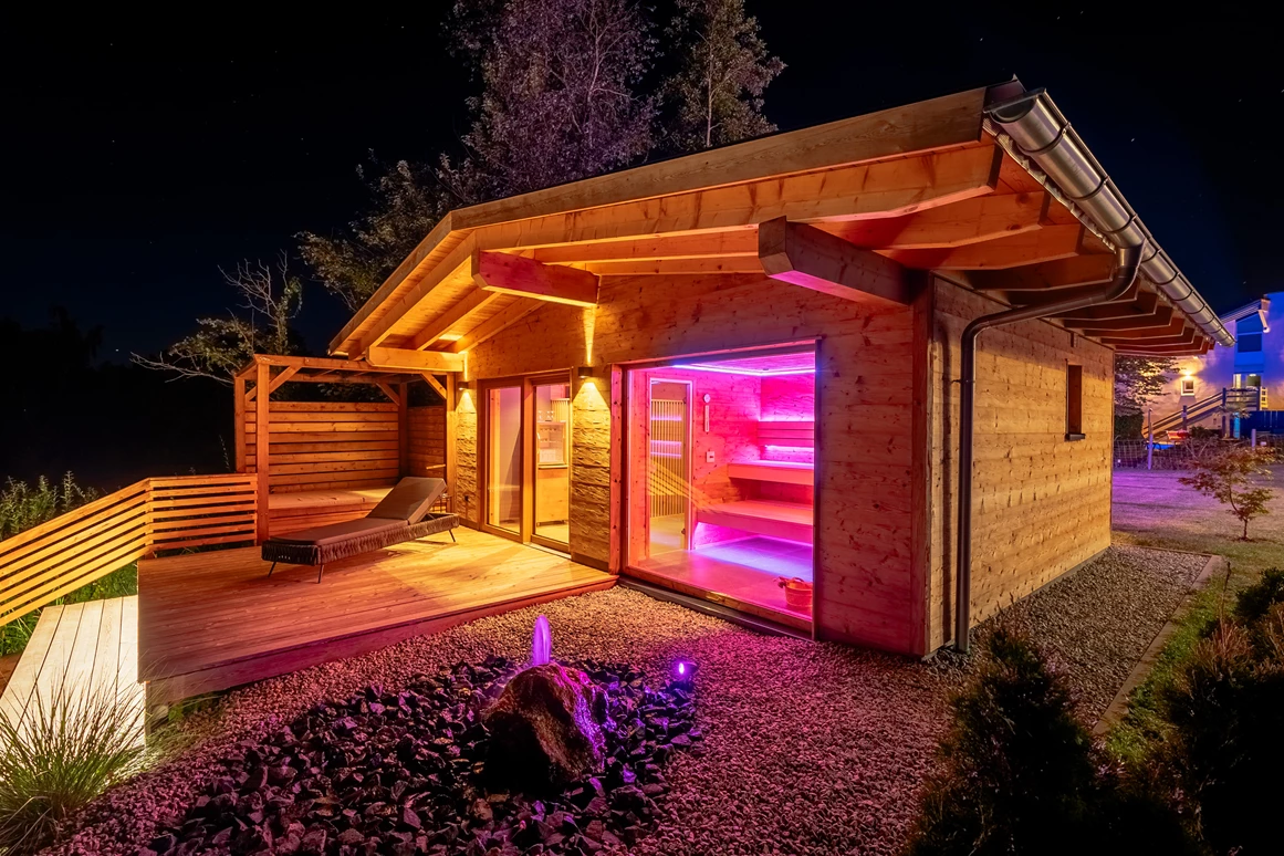 Urlaub-mit-Hund: Natur Wiesen Sauna - Seehotel Moldan