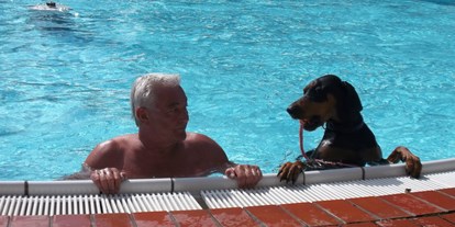 Hundehotel - Pools: Außenpool beheizt - Badevergnügen für alle - Seehotel Moldan