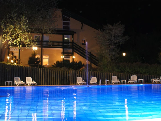 Urlaub-mit-Hund: Pool mit großem Liegebereich - Seehotel Moldan