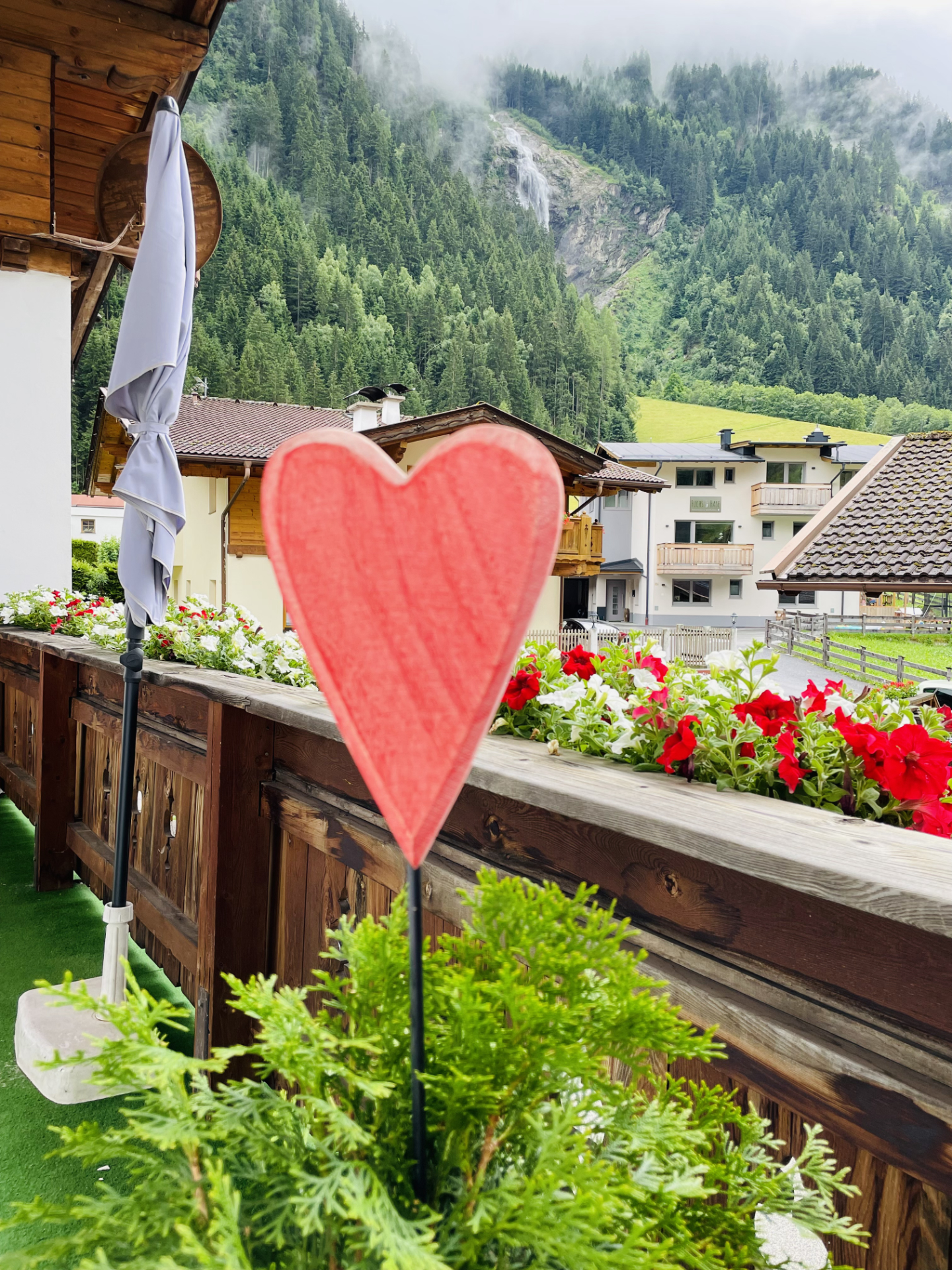 Urlaub-mit-Hund: Traumhafte Lage, sonnig und idyllisch im hinteren Stubaital. Nur ein wenige Meter bis zum „Kraftplatz Mischbachwasserfall“. Bei uns erlebt ihr Urlaub bei Freunden: Einfach. Herzlich. Unkompliziert.  - Feierabends Ferienhaus - Ferienwohnungen für alle Felle!