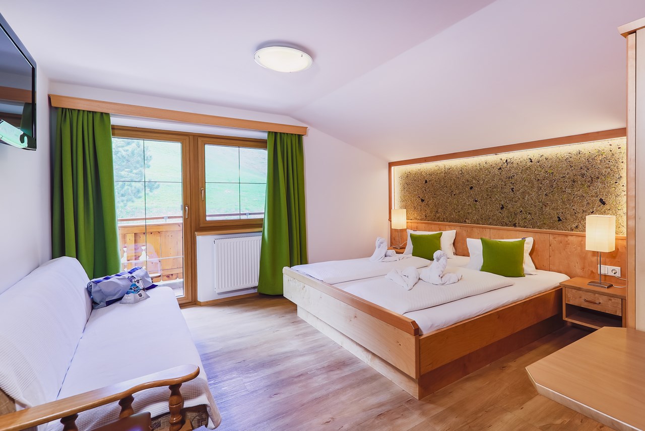 Panorama Guggenbichl - Hotel Garni & Appartement Zimmerkategorien Standard Doppelzimmer mit Straßenblick