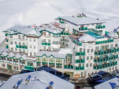 Hundehotel - Ladis - Blick auf das Hotel - Winterzauber - Hotel Jennys Schlössl