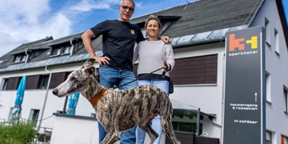 Hundehotel - Doggies: 3 Doggies - Inhaber des k1 sporthotel mit Whippet Jebo - k1 sporthotel Kurort Oberwiesenthal