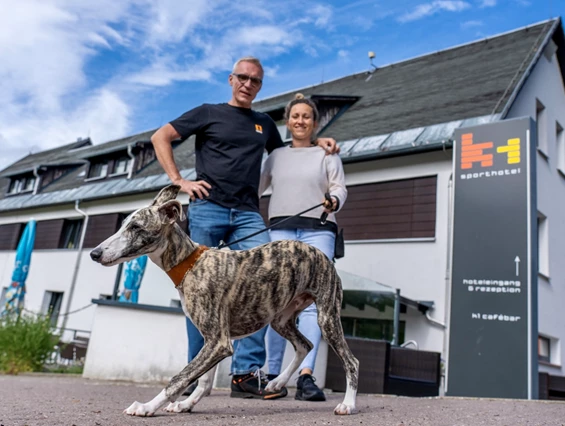 Urlaub-mit-Hund: Inhaber des k1 sporthotel mit Whippet Jebo - k1 sporthotel Kurort Oberwiesenthal