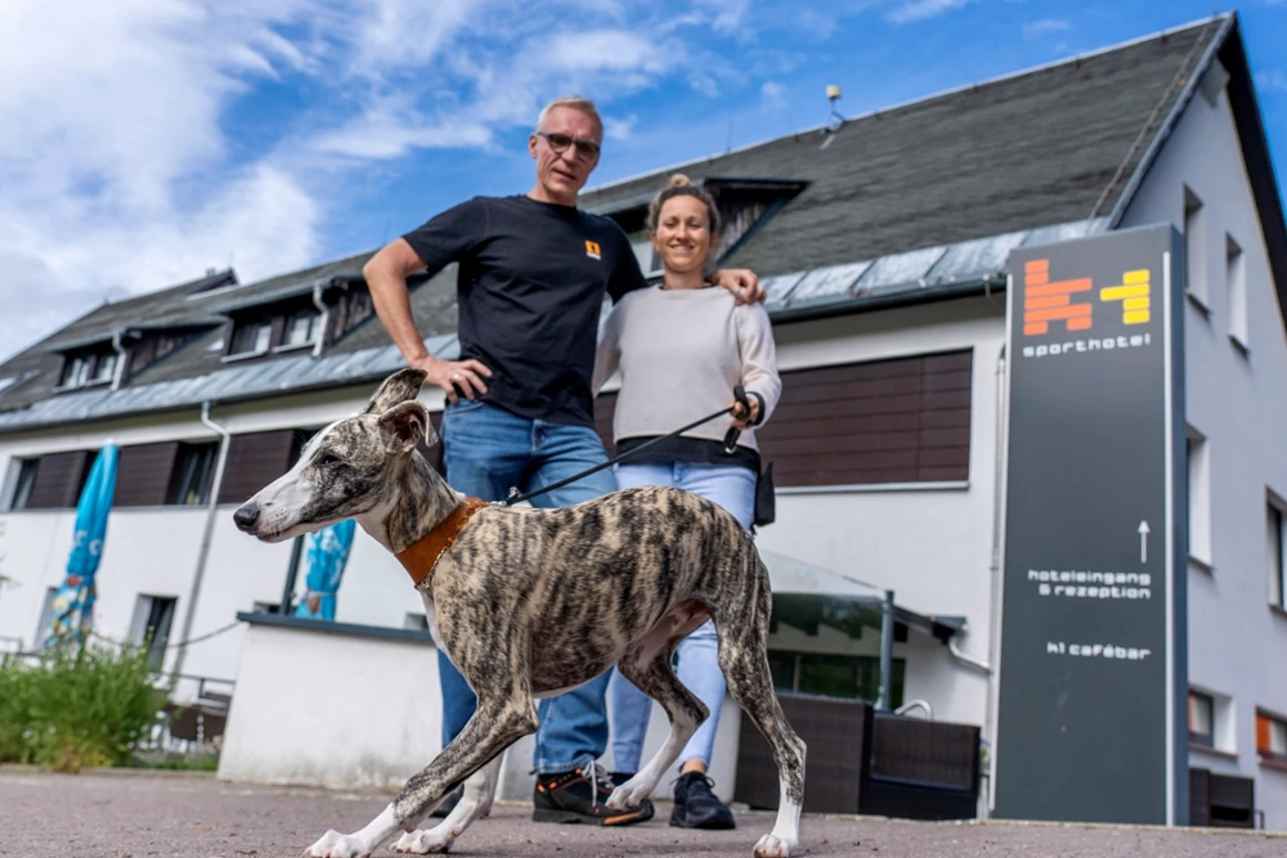 Urlaub-mit-Hund: Inhaber des k1 sporthotel mit Whippet Jebo - k1 sporthotel Kurort Oberwiesenthal