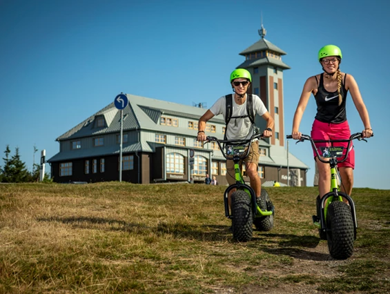 Urlaub-mit-Hund: Monsterroller Oberwiesenthal - Verleih direkt vor Ort im Hotel - k1 sporthotel Kurort Oberwiesenthal