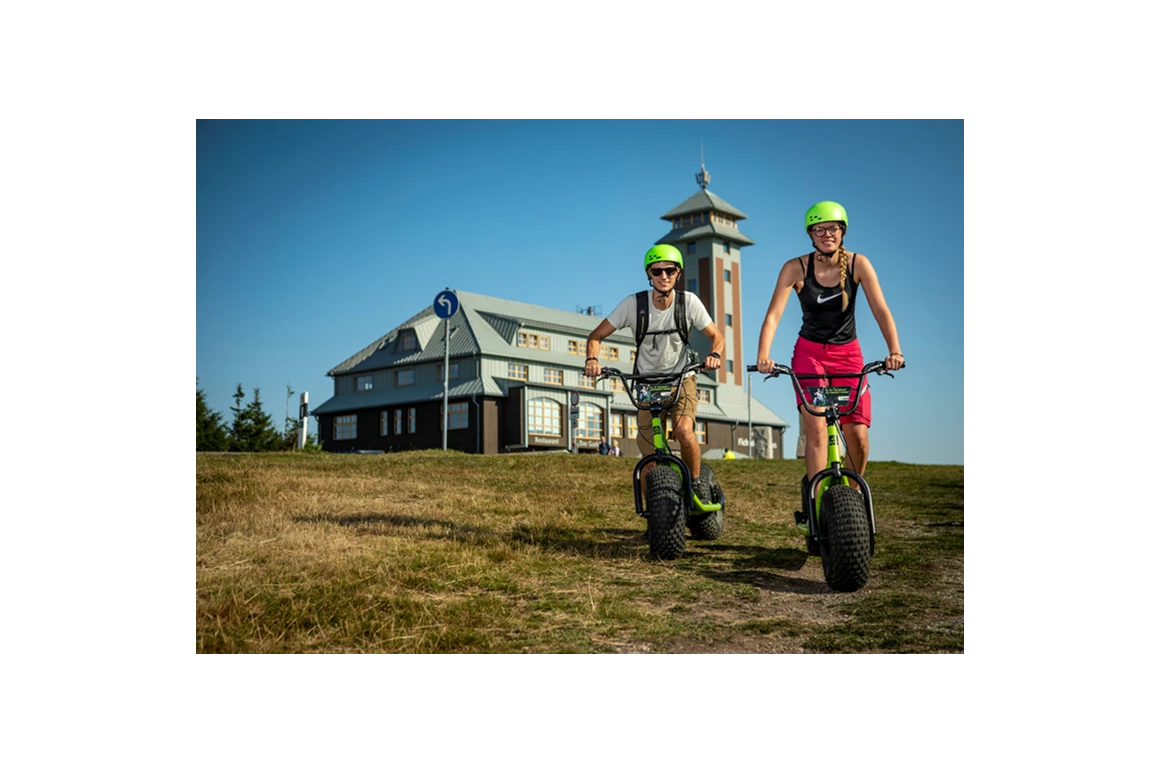 Urlaub-mit-Hund: Monsterroller Oberwiesenthal - Verleih direkt vor Ort im Hotel - k1 sporthotel Kurort Oberwiesenthal