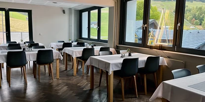 Hundehotel - Doggies: 3 Doggies - Frühstücksraum mit Bergblick - k1 sporthotel Kurort Oberwiesenthal