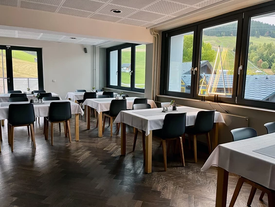 Urlaub-mit-Hund: Frühstücksraum mit Bergblick - k1 sporthotel Kurort Oberwiesenthal