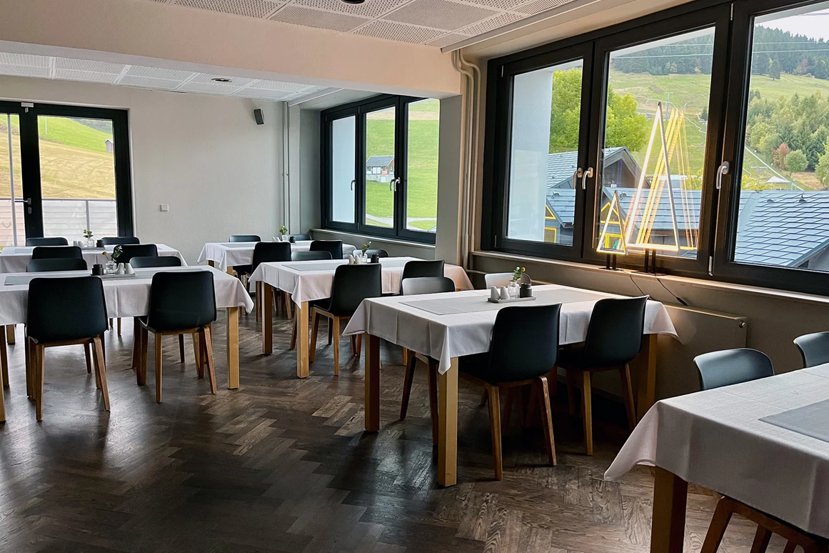 Urlaub-mit-Hund: Frühstücksraum mit Bergblick - k1 sporthotel Kurort Oberwiesenthal