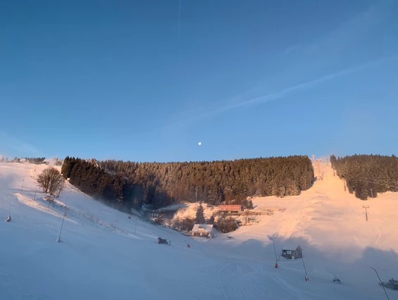 Urlaub-mit-Hund: Bergblick im Winter - k1 sporthotel Kurort Oberwiesenthal