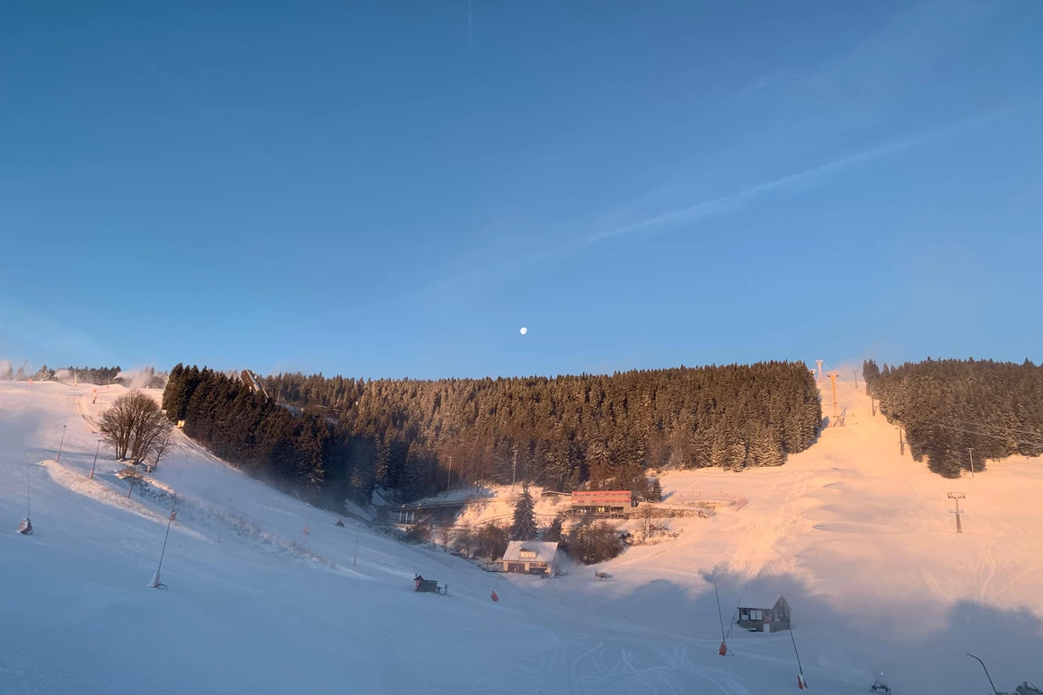 Urlaub-mit-Hund: Bergblick im Winter - k1 sporthotel Kurort Oberwiesenthal