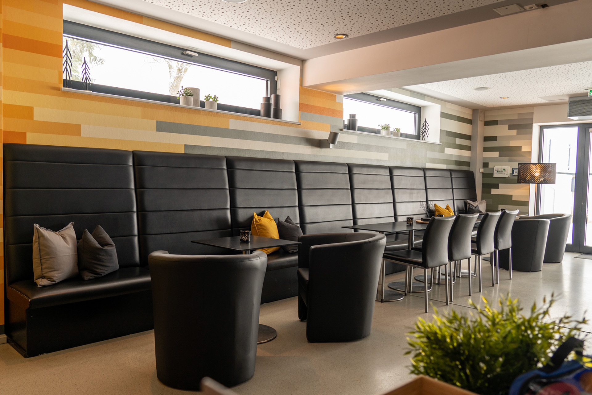 Urlaub-mit-Hund: Frühstück mit Hund in unserer Cafébar - k1 sporthotel Kurort Oberwiesenthal