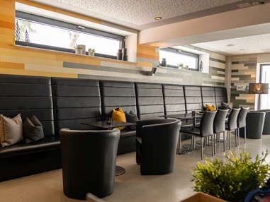 Urlaub-mit-Hund: Frühstück mit Hund in unserer Cafébar - k1 sporthotel Kurort Oberwiesenthal