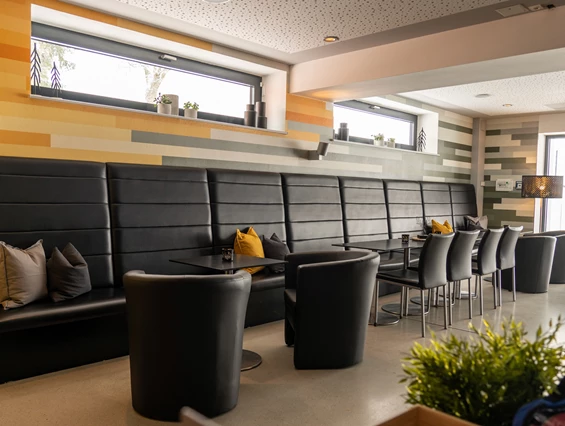 Urlaub-mit-Hund: Frühstück mit Hund in unserer Cafébar - k1 sporthotel Kurort Oberwiesenthal
