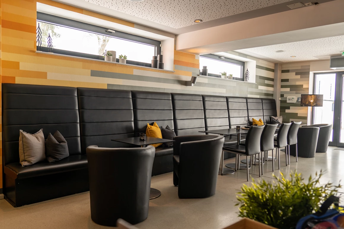 Urlaub-mit-Hund: Frühstück mit Hund in unserer Cafébar - k1 sporthotel Kurort Oberwiesenthal