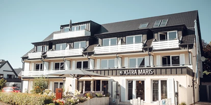 Hundehotel - Doggies: 3 Doggies - Außenansicht Hotel Astra Maris // Tertius-Törn 28 - Astra Maris Hotel & Apartments