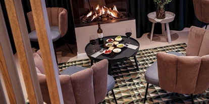 Hundehotel - Doggies: 3 Doggies - Loungeecke des Hotels mit Kaminfeuer für gemütliche Stunden - Astra Maris Hotel & Apartments