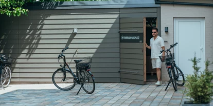 Hundehotel - Doggies: 3 Doggies - Fahrradparkhaus am Hotel Astra Maris mit Ladestationen für E-Bikes - Astra Maris Hotel & Apartments