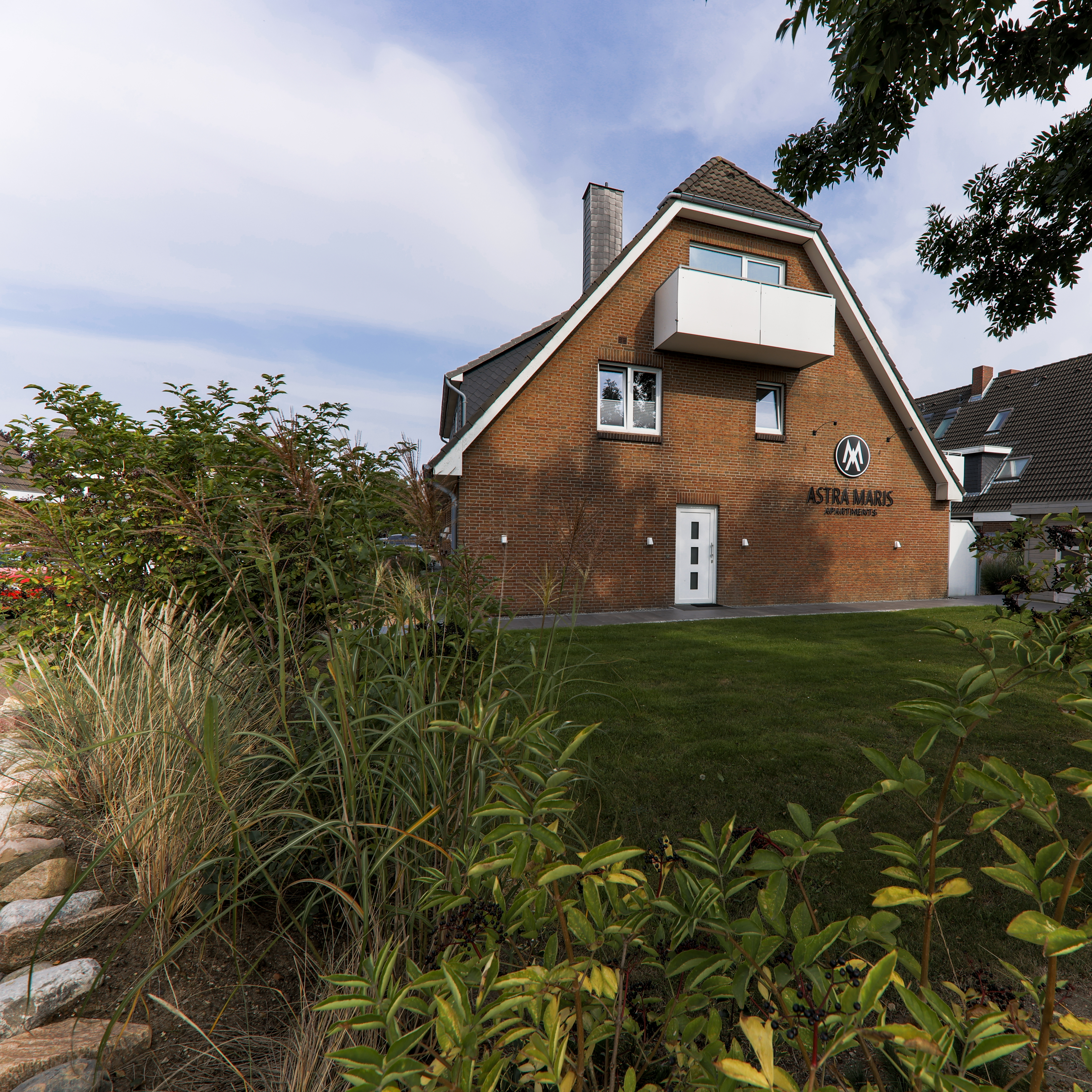 Urlaub-mit-Hund: Außenansicht Apartmenthaus Astra Maris // Föhrer Weg. 18 - Astra Maris Hotel & Apartments - Haus | Umgebung, Urlaub mit Hund