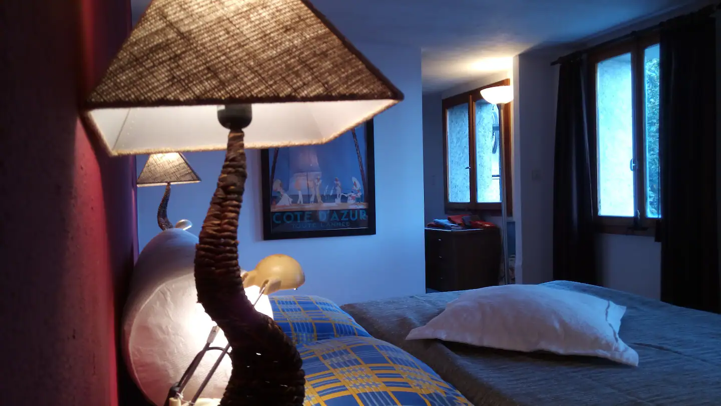 Hundehotel - Sitzplatz im Garten - Schalfzimmer 2 mit einem weiteren Doppelbett räumlich getrennt mit separatem Eingang von aussen und eigener Toilette - Casa Fiore - Ferien am Lago Maggiore 