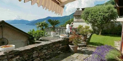 Hundehotel - Unterkunftsart: Einzelhaus - Vor dem Ferienhaus. Man sieht auf alle Seiten den See. - Casa Fiore - Ferien am Lago Maggiore