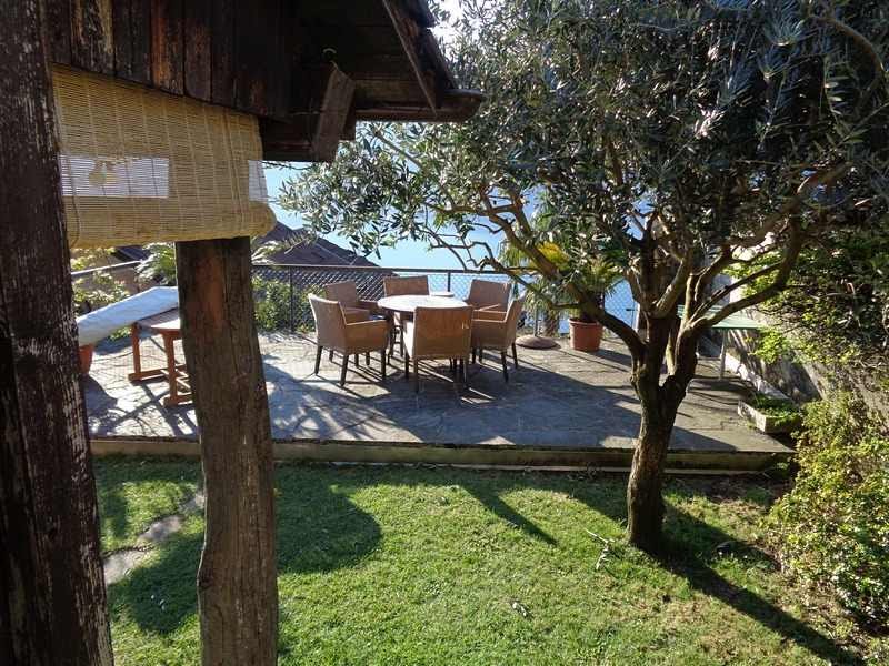 Ferienhaus mit Hund: Sitzplatz und Liegeplatz unter dem Olivenbaum - Casa Fiore - Ferien am Lago Maggiore 