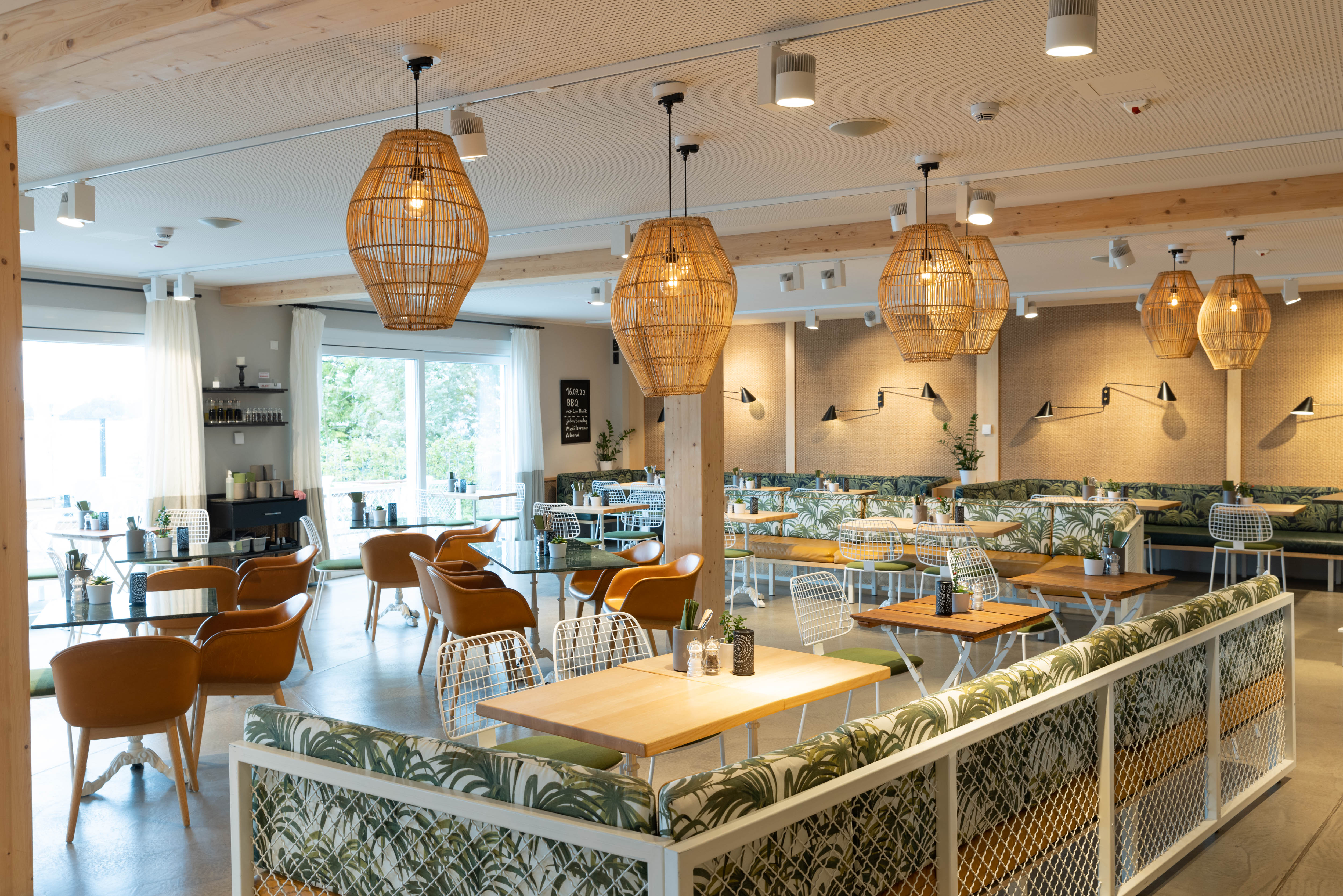 Urlaub-mit-Hund: Restaurant im Boho-Stil mit Blick zur Müritz. - MAREMÜRITZ Yachthafen Resort