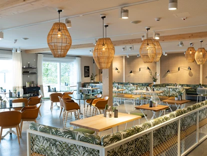 Hundehotel - Doggies: 3 Doggies - Restaurant im Boho-Stil mit Blick zur Müritz. - MAREMÜRITZ Yachthafen Resort