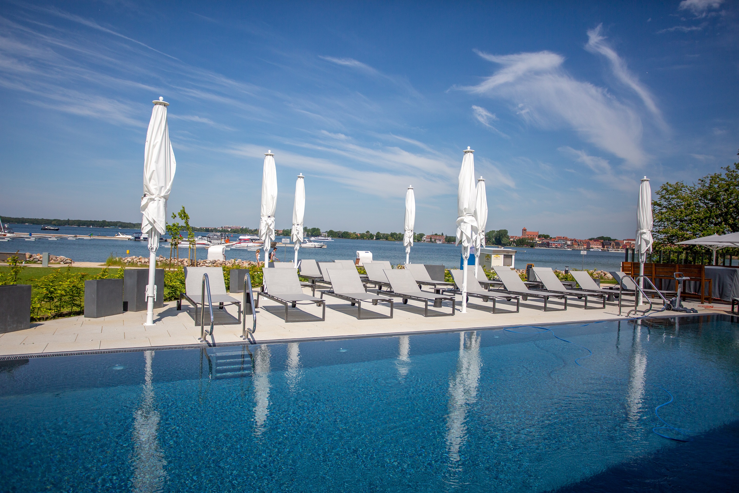 Urlaub-mit-Hund: Außenpool mit Blick zur Müritz. - MAREMÜRITZ Yachthafen Resort