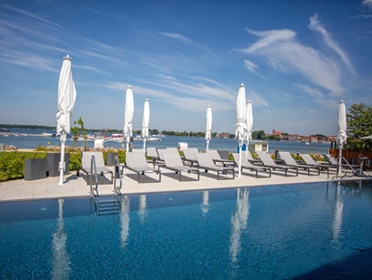 Hundehotel - Doggies: 3 Doggies - Außenpool mit Blick zur Müritz. - MAREMÜRITZ Yachthafen Resort