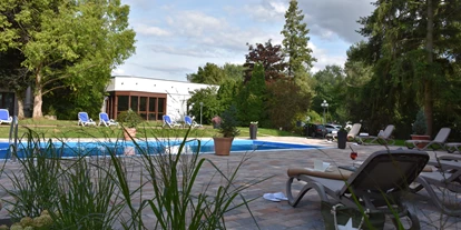Hundehotel - Ladestation Elektroauto - Dipperz - Liegen am Pool - Wellness- und Tagungshotel AQUALUX
