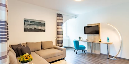Hundehotel - Ladestation Elektroauto - Dipperz - Wohnbereich Turmsuite - Boutique Hotel Badehof