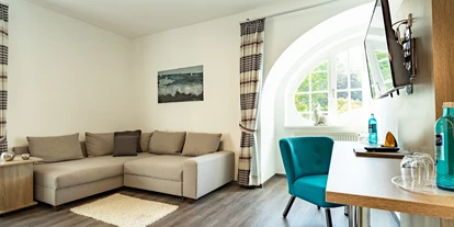 Hundehotel - Ladestation Elektroauto - Dipperz - Wohnbereich Turmsuite - Boutique Hotel Badehof