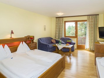 Almfrieden Hotel & Romantikchalet Zimmerkategorien "Wohlfühlzimmer viel Platz" | "Economy"
