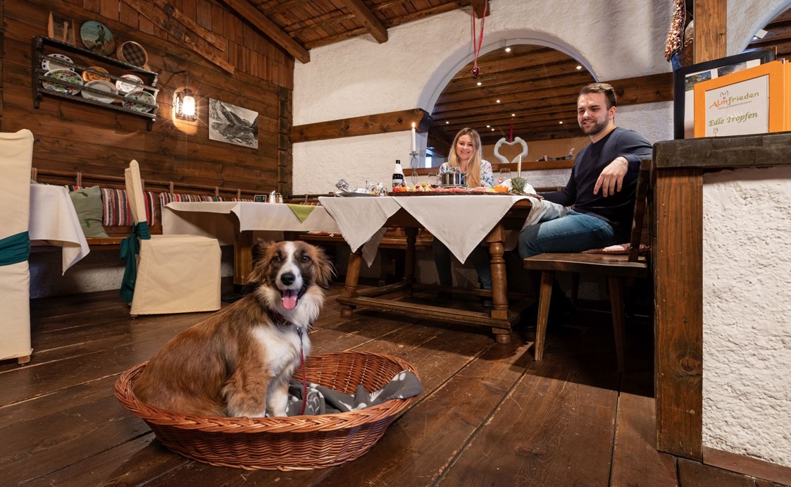 Urlaub-mit-Hund: Gemütliches Restaurant mit Hund - Almfrieden Hotel & Romantikchalet