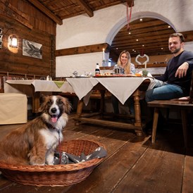 Urlaub-mit-Hund: Gemütliches Restaurant mit Hund - Almfrieden Hotel & Romantikchalet