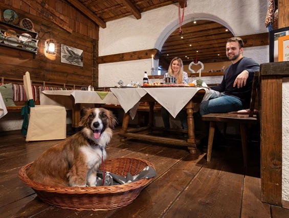 Urlaub-mit-Hund: Gemütliches Restaurant mit Hund - Almfrieden Hotel & Romantikchalet - Essen | Trinken, Urlaub mit Hund