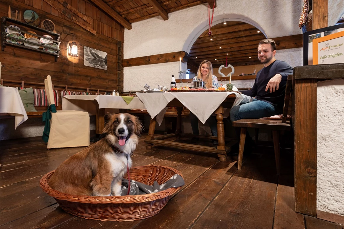 Urlaub-mit-Hund: Gemütliches Restaurant mit Hund - Almfrieden Hotel & Romantikchalet - Essen | Trinken, Urlaub mit Hund