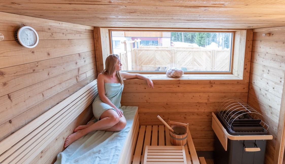 Urlaub-mit-Hund: Sauna mit Blick in die umliegende Bergwelt - Almfrieden Hotel & Romantikchalet