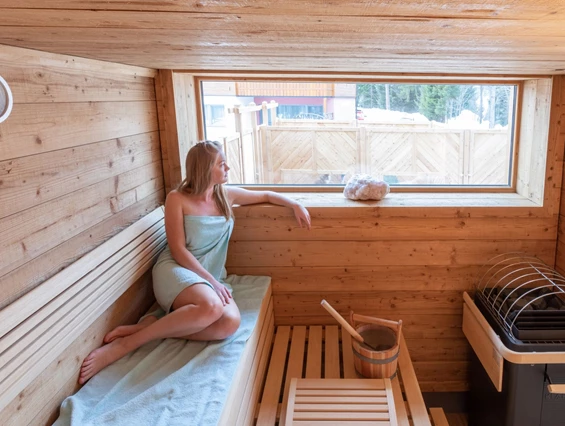 Urlaub-mit-Hund: Sauna mit Blick in die umliegende Bergwelt - Almfrieden Hotel & Romantikchalet - Wasser | Wellness