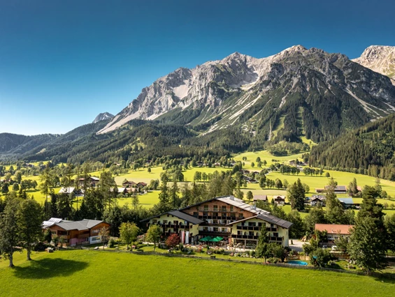 Urlaub-mit-Hund: Ein Bild sagt mehr als tausend Worte - Almfrieden Hotel & Romantikchalet - Haus | Umgebung