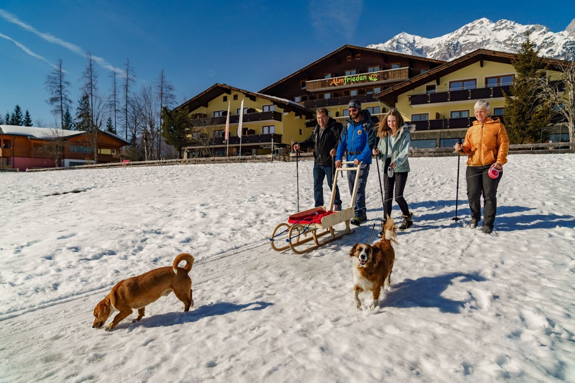 Urlaub-mit-Hund: Winterwandern direkt vom Hotel - Almfrieden Hotel & Romantikchalet