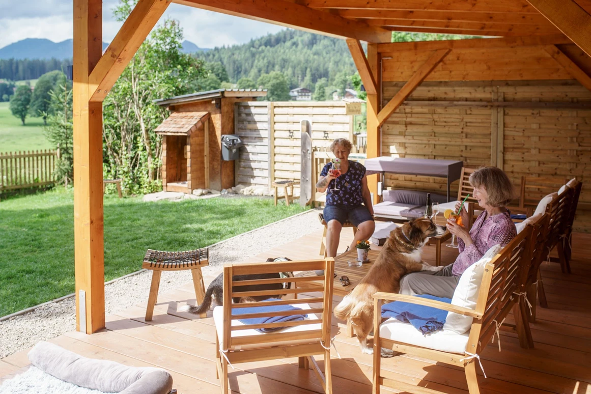 Urlaub-mit-Hund: Unsere neue Hundelounge - Almfrieden Hotel & Romantikchalet - Haus | Umgebung, Urlaub mit Hund