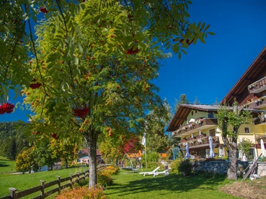 Urlaub-mit-Hund: Garten und Liegewiese beim Almfrieden Hotel & Romantikchalet - Almfrieden Hotel & Romantikchalet - Haus | Umgebung